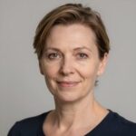 Портрет уверенного бизнесмена компании Дисметалл Прокат на нейтральном фоне в студийном освещении